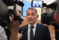 enrique santiago proclama que es urgente salir de la otan y argumenta que solo sirve los intereses de eeuu