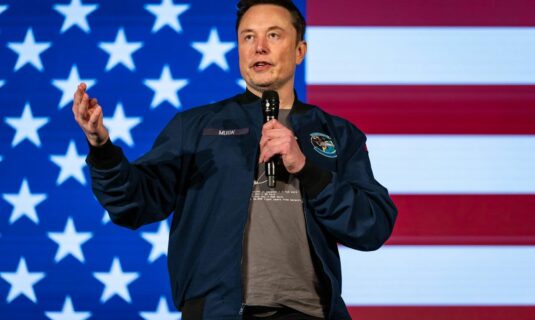 elon musk acusa a sanchez de ser un tirano y un traidor con espana por prohibir las redes sociales a menores de 16