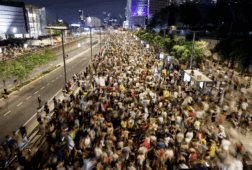 miles de personas se manifiestan en tel aviv contra el nuevo plan de netanyahu para gaza