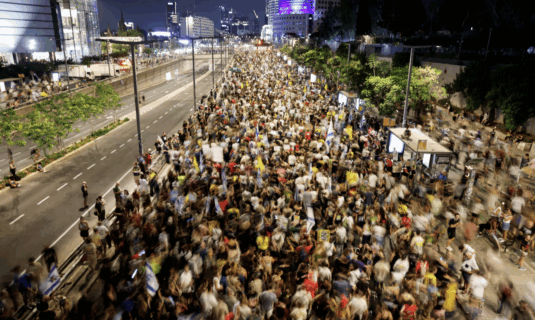 miles de personas se manifiestan en tel aviv contra el nuevo plan de netanyahu para gaza