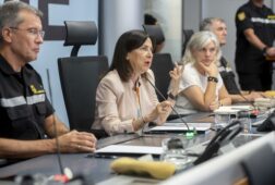 robles sostiene que solo la ume puede atacar el fuego y acusa al pp de demagogia por pedir mas medios militares