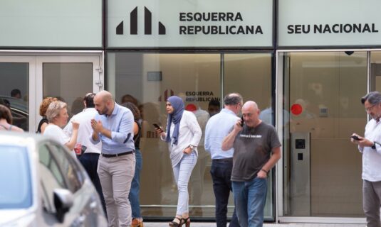un grupo de criticos de erc pide a la direccion del partido una consulta interna sobre retirar el apoyo a illa