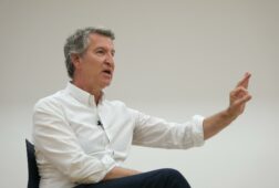 feijoo considera que los politicos deben acreditar su titulo y sometera esta propuesta a debate dentro de su partido