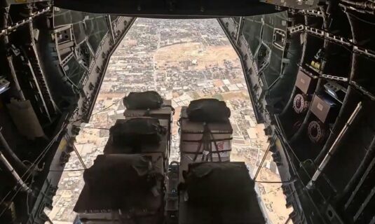 el ejercito del aire de espana lanza 12 toneladas de alimentos sobre gaza
