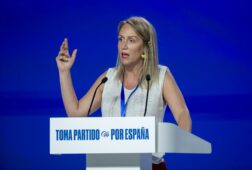 el pp acusa al gobierno de estar en paradero desconocido con trenes cayendose a cachos y familias sin vacaciones