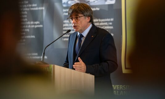 puigdemont ve a podemos furibundamente alineado con vox contra el traspaso en inmigracion