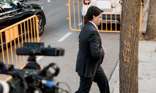mas madrid ve al novio de ayuso una temporadita lejos del atico