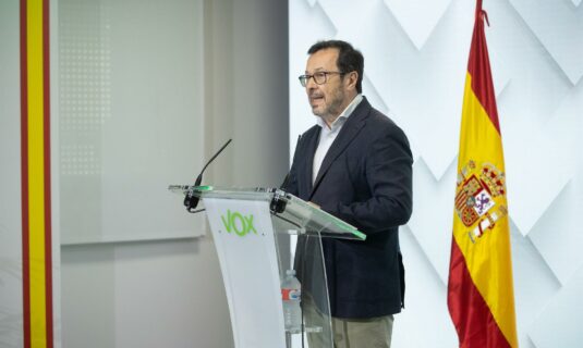 vox acusa al pp de querer disfrazarse de ellos mientras buscan entendimiento con los golpistas de junts