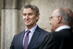 feijoo acuerda con mazon su relevo sin elecciones por un candidato negociado con vox