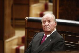 juan carlos i vuelve a espana en plena polemica sobre sus memorias