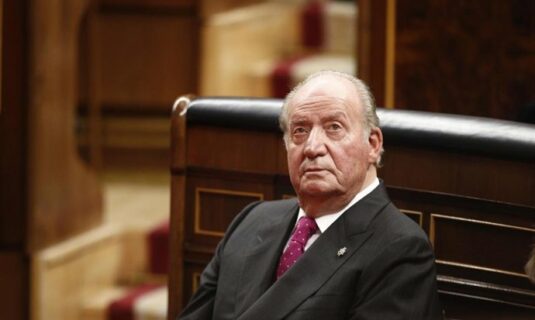 juan carlos i vuelve a espana en plena polemica sobre sus memorias