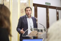 el pp carga contra puente por mofarse de la apariencia de feijoo y compara al ministro con un primate