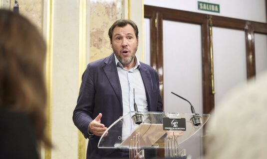 el pp carga contra puente por mofarse de la apariencia de feijoo y compara al ministro con un primate