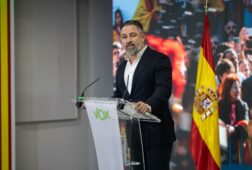 abascal acusa a sachez de querer blanquearse y de esconderse tras la visita del papa es grotesco
