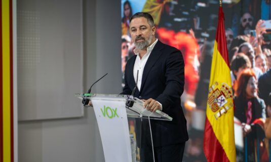 abascal acusa a sachez de querer blanquearse y de esconderse tras la visita del papa es grotesco