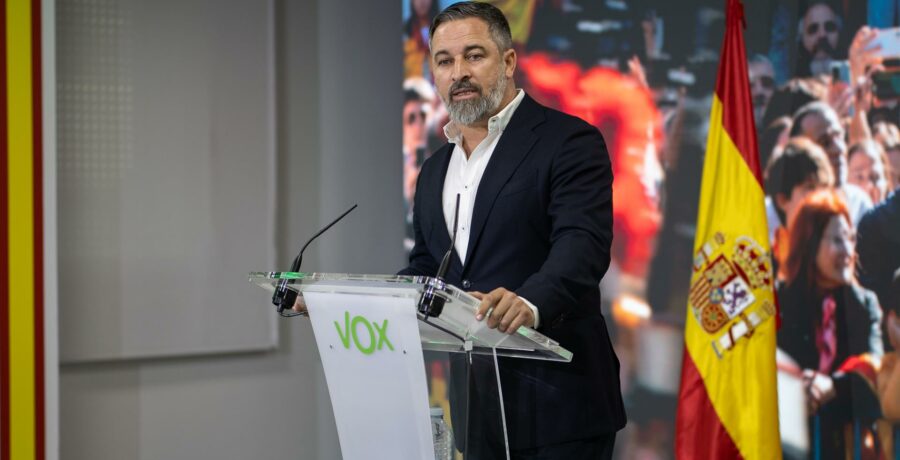 abascal acusa a sachez de querer blanquearse y de esconderse tras la visita del papa es grotesco