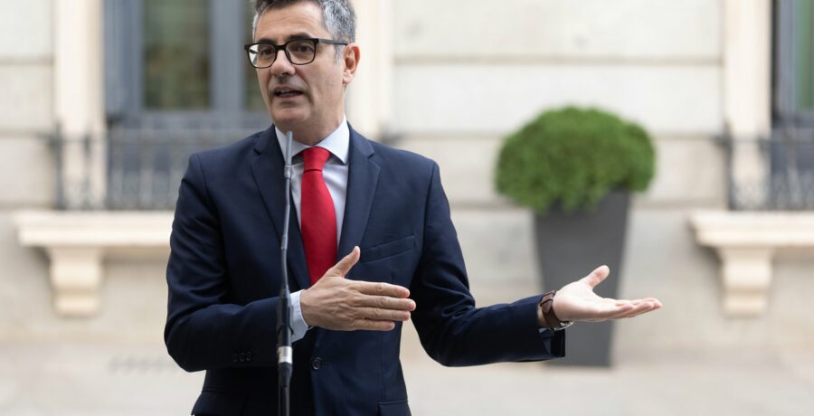 bolanos niega que el cis busque errar a proposito para influir en el voto y el pp mantiene que es corrupcion