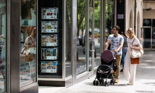 los extranjeros compraron 71 155 viviendas en espana en el primer semestre un 2 mas que en 2024