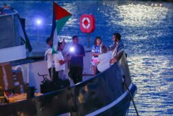 israel intercepta varias embarcaciones de una nueva flotilla a gaza en la que viajan al menos 46 espanoles