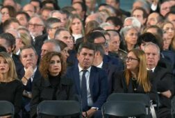 mazon anuncia una comparecencia en los proximos dias tras los gritos en su contra en el funeral por la dana