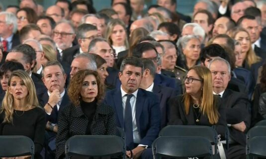 mazon anuncia una comparecencia en los proximos dias tras los gritos en su contra en el funeral por la dana