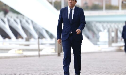 familiares de victimas increpan a mazon antes del inicio del funeral de estado