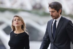 yolanda diaz proclama que mazon tiene que dimitir tras ser increpado en el funeral de estado por la dana