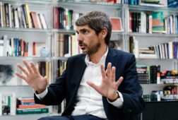 el gobierno abre el procedimiento para ilegalizar la fundacion franco y se lo notifica a la entidad