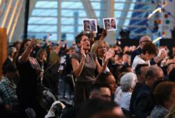 familiares de victimas increpan a mazon antes del inicio del funeral de estado