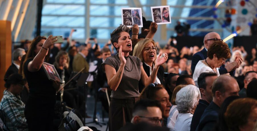 familiares de victimas increpan a mazon antes del inicio del funeral de estado