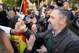 abascal exige al pp el fin de la estafa y asegura que vox no ha estado de risotadas como feijoo con bolanos