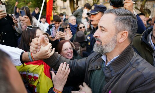 abascal exige al pp el fin de la estafa y asegura que vox no ha estado de risotadas como feijoo con bolanos