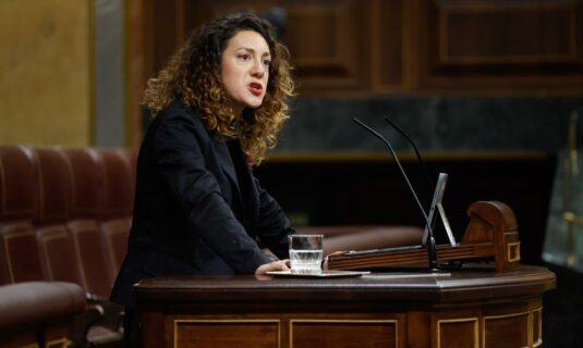 sumar avisa a junts que mantener su fantasia de bloqueo absurdo al gobierno es una estrategia suicida