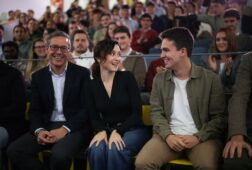 ayuso acusa a sanchez de llevar a espana al guerracivilismo