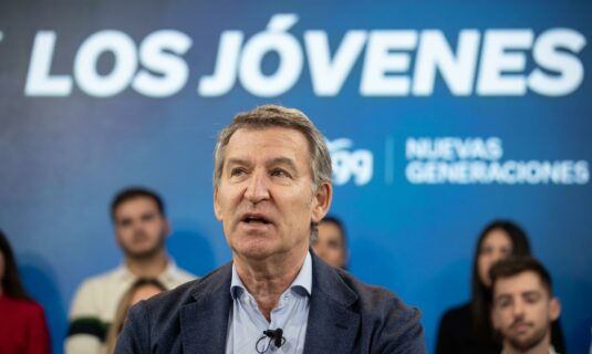 feijoo quiere jovenes ambiciosos que no vivan del estado y les alerta de partidos que discuten la democracia