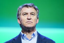 feijoo acusa a abascal de impedir gobiernos en ccaa esto de patriota te viene grande