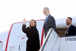 los reyes inician su viaje de estado a china y son despedidos con honores militares en el aeropuerto de madrid