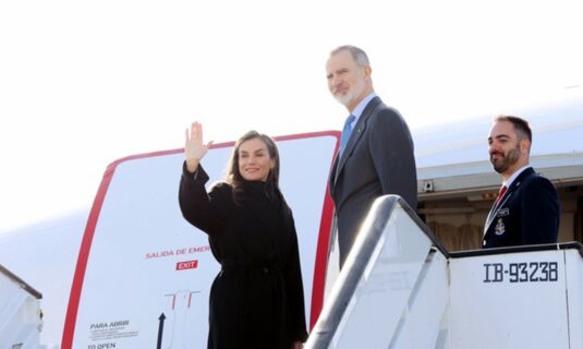 los reyes inician su viaje de estado a china y son despedidos con honores militares en el aeropuerto de madrid