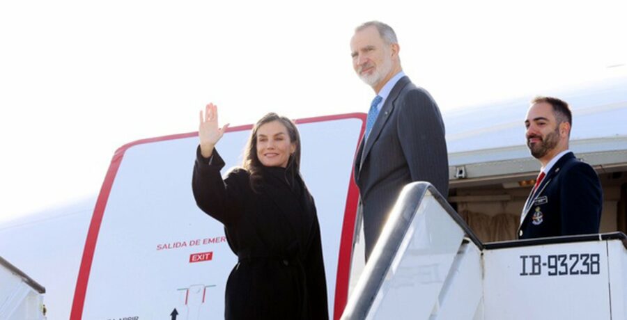 los reyes inician su viaje de estado a china y son despedidos con honores militares en el aeropuerto de madrid