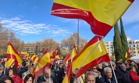 miles de personas inundan con banderas de espana la protesta del pp en madrid para pedir elecciones ya