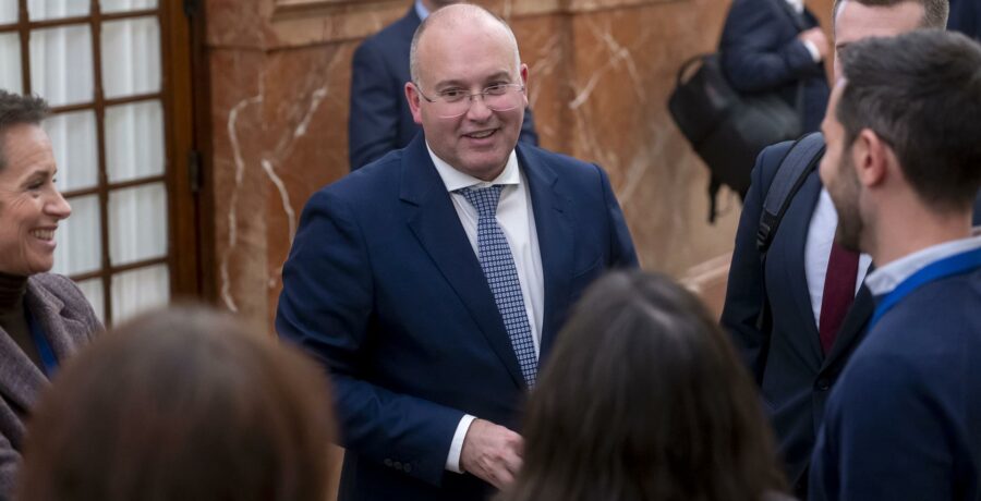 el pp exige a puente cumplir con indemnizaciones por retrasos en ave un ministro debe cumplir y hacer cumplir la ley