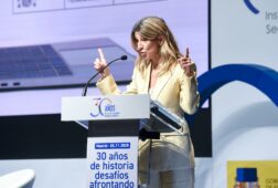 diaz exige a feijoo que retire el acta de diputado a mazon en las corts tiene que dejar la vida publica