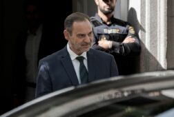 abalos pidio al congreso un certificado de material de oficina para demostrar su uso de folios 168 paquetes en 21 meses