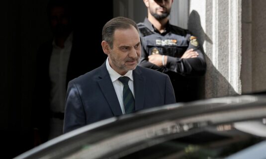 abalos pidio al congreso un certificado de material de oficina para demostrar su uso de folios 168 paquetes en 21 meses