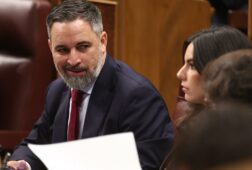abascal tilda a sanchez de embustero por enviar una fragata a chipre tras proclamar su no a la guerra