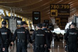 el gobierno niega colapso en barajas por menores migrantes y recuerda que exige visados si hay abusos de transito