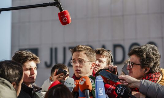 el juez procesa a inigo errejon por la presunta agresion sexual a la actriz elisa mouliaa