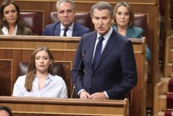 feijoo ve a sanchez peligroso para la democracia y el presidente insiste en criticar la condena al fiscal general