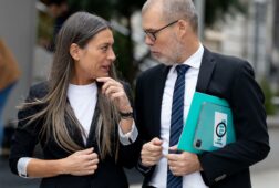 junts recrimina a sanchez que haga como el avestruz y pide que alguien le abra los ojos