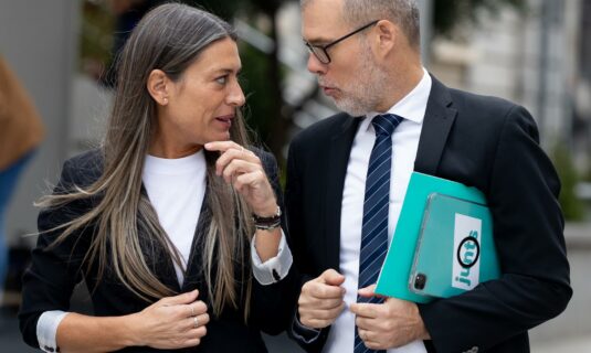 junts recrimina a sanchez que haga como el avestruz y pide que alguien le abra los ojos